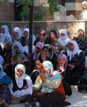 Siirt'te terör kurbanı genç kızlara son görev - Resim 13