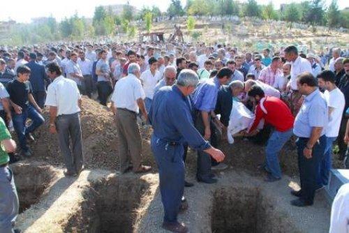 Siirt'te terör kurbanı genç kızlara son görev - Resim 16