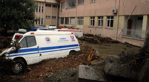 Rize'de sel felaketi 1 ölü - Resim 1