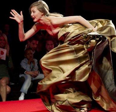 Lindsey Wixson yere kapanlandı - Resim 5