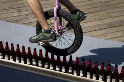 127 şişe üzerinde rekora pedal bastı - Resim 4