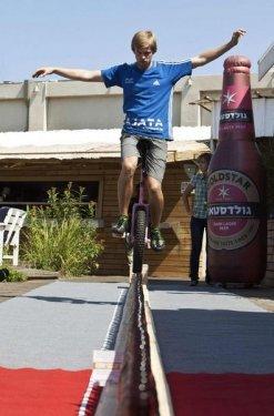127 şişe üzerinde rekora pedal bastı - Resim 1