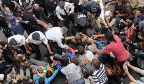 Wall Street'de "Amerikan baharı": 700 kişi gözaltında - Resim 1