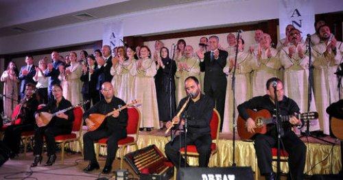 Arınç çifti koroda şarkı söyledi