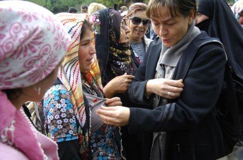 CHP'li vekiller Erzurumlu kadınlara rozet taktı