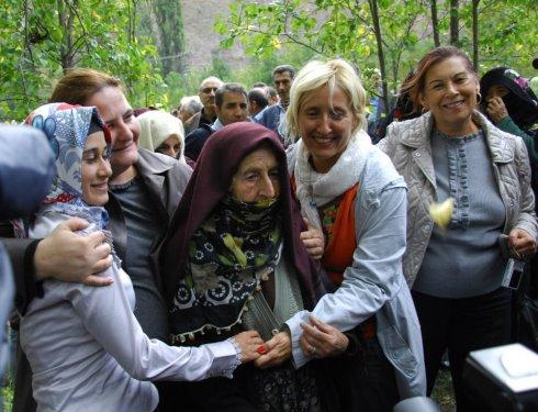 CHP'li vekiller Erzurumlu kadınlara rozet taktı