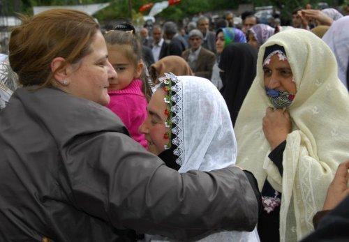 CHP'li vekiller Erzurumlu kadınlara rozet taktı