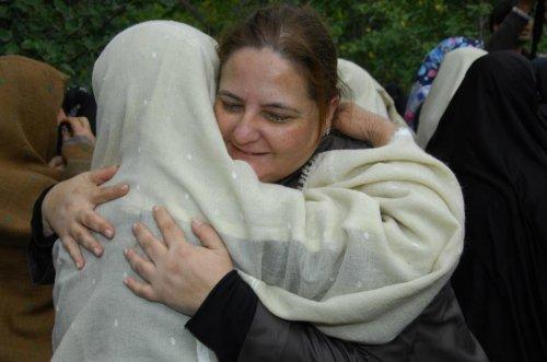 CHP'li vekiller Erzurumlu kadınlara rozet taktı