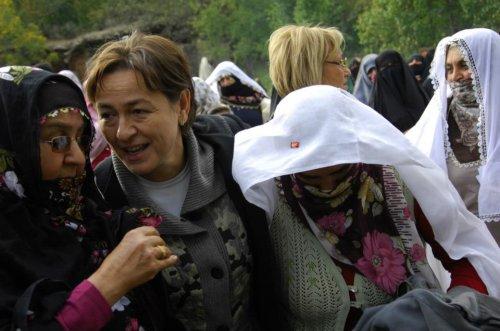 CHP'li vekiller Erzurumlu kadınlara rozet taktı