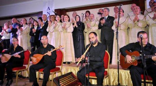 Arınç çifti koroda şarkı söyledi