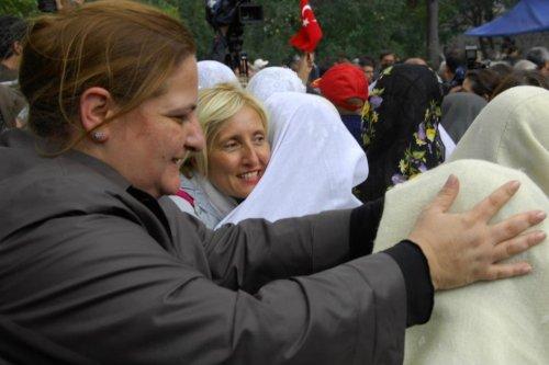 CHP'li vekiller Erzurumlu kadınlara rozet taktı