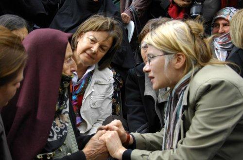 CHP'li vekiller Erzurumlu kadınlara rozet taktı