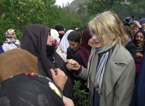 CHP'li vekiller Erzurumlu kadınlara rozet taktı