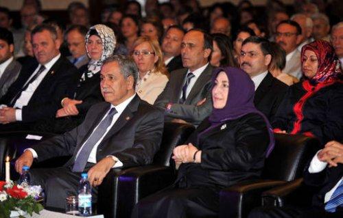 Arınç çifti koroda şarkı söyledi