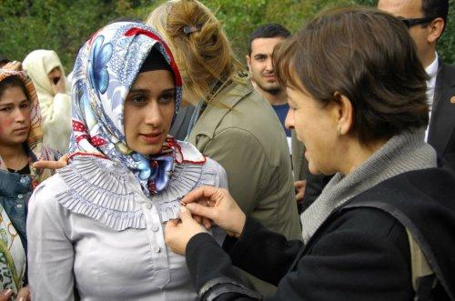 CHP'li vekiller Erzurumlu kadınlara rozet taktı