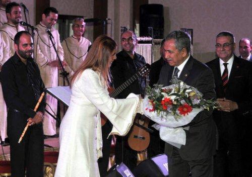 Arınç çifti koroda şarkı söyledi