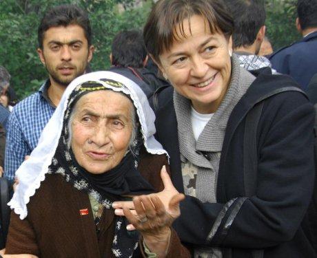 CHP'li vekiller Erzurumlu kadınlara rozet taktı