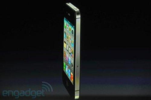 Apple iPhone 4S'i tanıttı