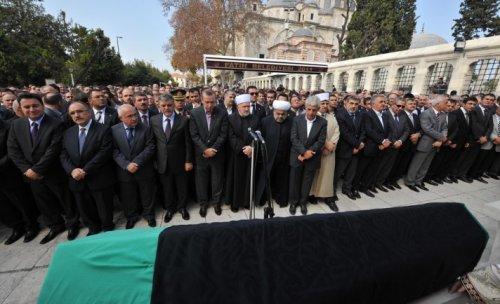Başbakan Erdoğan annesini toprağa verdi