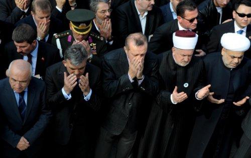 Başbakan Erdoğan annesini toprağa verdi