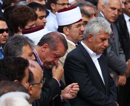 Başbakan Erdoğan annesinin cenazesinde ağladı