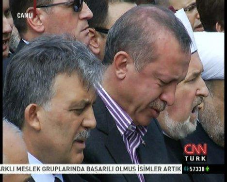 Başbakan Erdoğan annesinin cenazesinde ağladı