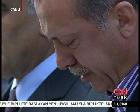 Başbakan Erdoğan annesinin cenazesinde ağladı