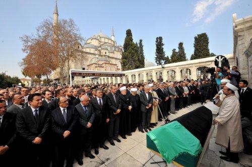 Başbakan Erdoğan annesini toprağa verdi
