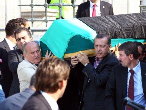 Anne Erdoğan'a Başbakan'dan son görev