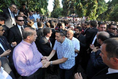 Başbakan Erdoğan annesini toprağa verdi