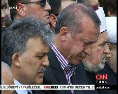 Başbakan Erdoğan annesinin cenazesinde ağladı