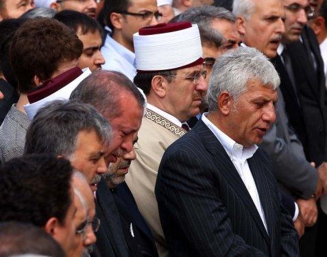 Başbakan Erdoğan annesinin cenazesinde ağladı