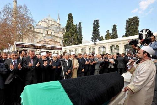 Başbakan Erdoğan annesini toprağa verdi