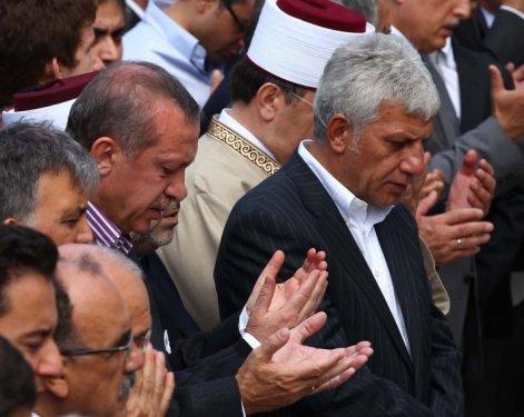 Başbakan Erdoğan annesinin cenazesinde ağladı