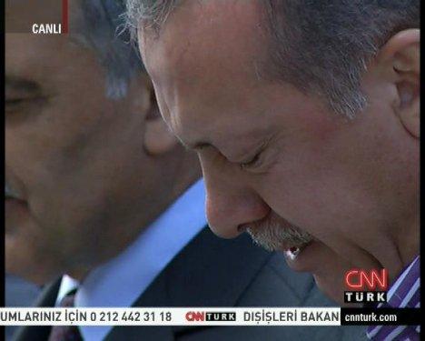 Başbakan Erdoğan annesinin cenazesinde ağladı