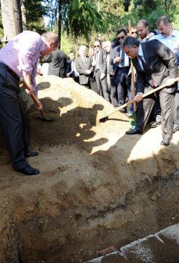 Başbakan Erdoğan annesini toprağa verdi