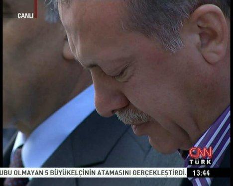 Başbakan Erdoğan annesinin cenazesinde ağladı