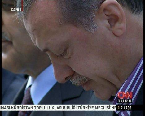 Başbakan Erdoğan annesinin cenazesinde ağladı