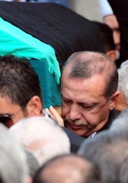 Başbakan Erdoğan annesinin cenazesinde ağladı