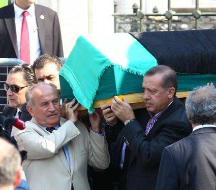 Anne Erdoğan'a Başbakan'dan son görev