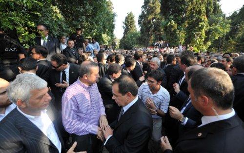 Başbakan Erdoğan annesini toprağa verdi