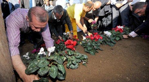 Erdoğan annesinin mezarını kendi elleriyle düzenledi - Resim 3