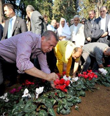 Erdoğan annesinin mezarını kendi elleriyle düzenledi - Resim 5