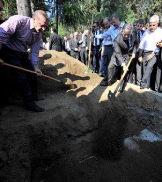 Erdoğan annesinin mezarını kendi elleriyle düzenledi - Resim 10