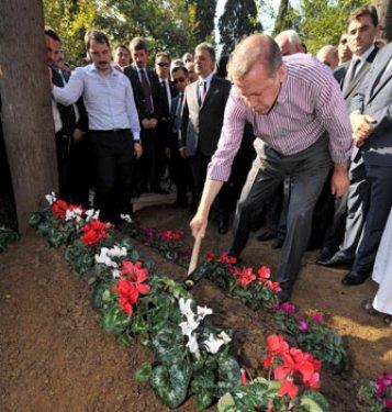 Erdoğan annesinin mezarını kendi elleriyle düzenledi - Resim 7