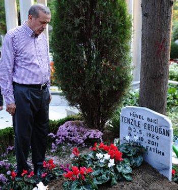 Erdoğan annesinin mezarını kendi elleriyle düzenledi - Resim 11