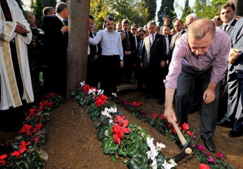 Erdoğan annesinin mezarını kendi elleriyle düzenledi - Resim 2