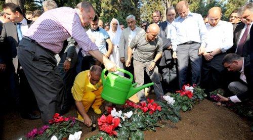 Erdoğan annesinin mezarını kendi elleriyle düzenledi - Resim 4
