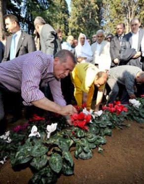 Erdoğan annesinin mezarını kendi elleriyle düzenledi - Resim 12