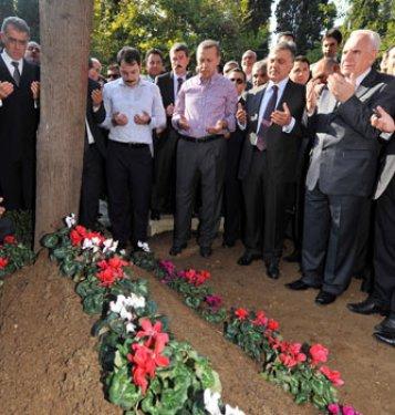 Erdoğan annesinin mezarını kendi elleriyle düzenledi - Resim 8